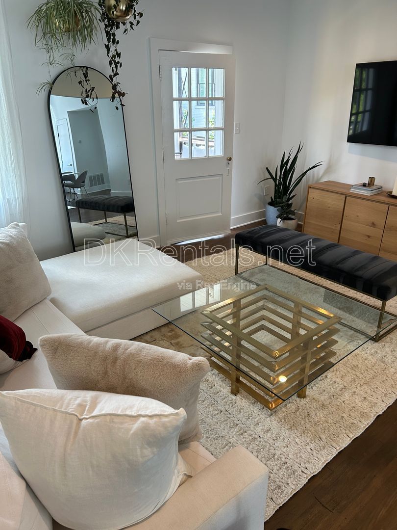 128 Peachtree Memorial Drive NW #4, Atlanta, GA 30309 | Luxury Top-Floor Condo in Brookwood/Buckhead property image