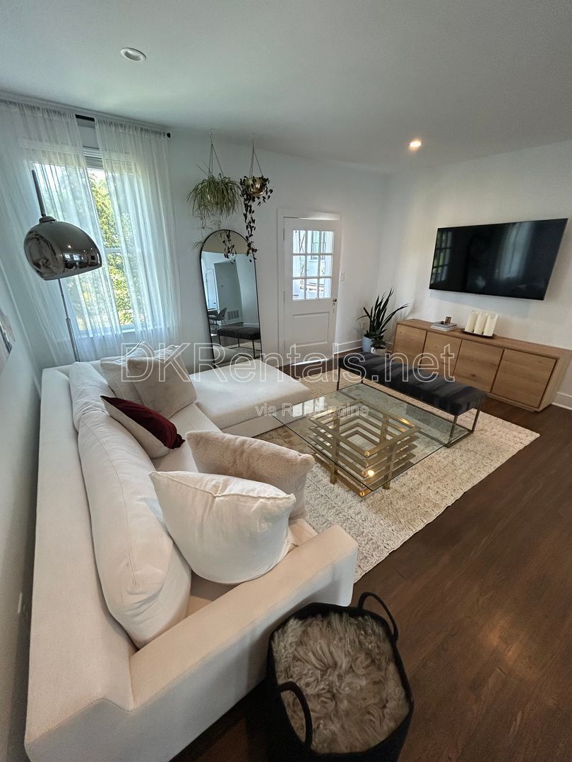 128 Peachtree Memorial Drive NW #4, Atlanta, GA 30309 | Luxury Top-Floor Condo in Brookwood/Buckhead property image