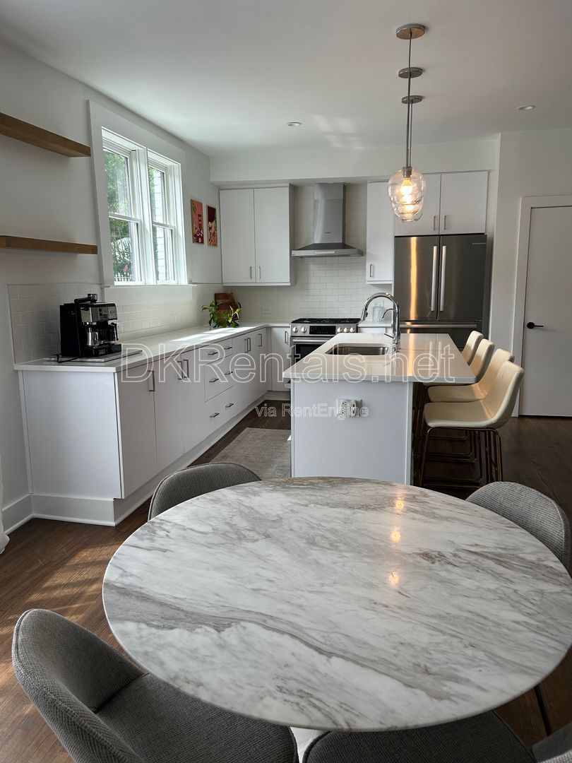 128 Peachtree Memorial Drive NW #4, Atlanta, GA 30309 | Luxury Top-Floor Condo in Brookwood/Buckhead property image