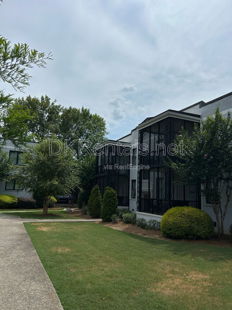 128 Peachtree Memorial Drive NW #4, Atlanta, GA 30309 | Luxury Top-Floor Condo in Brookwood/Buckhead property image