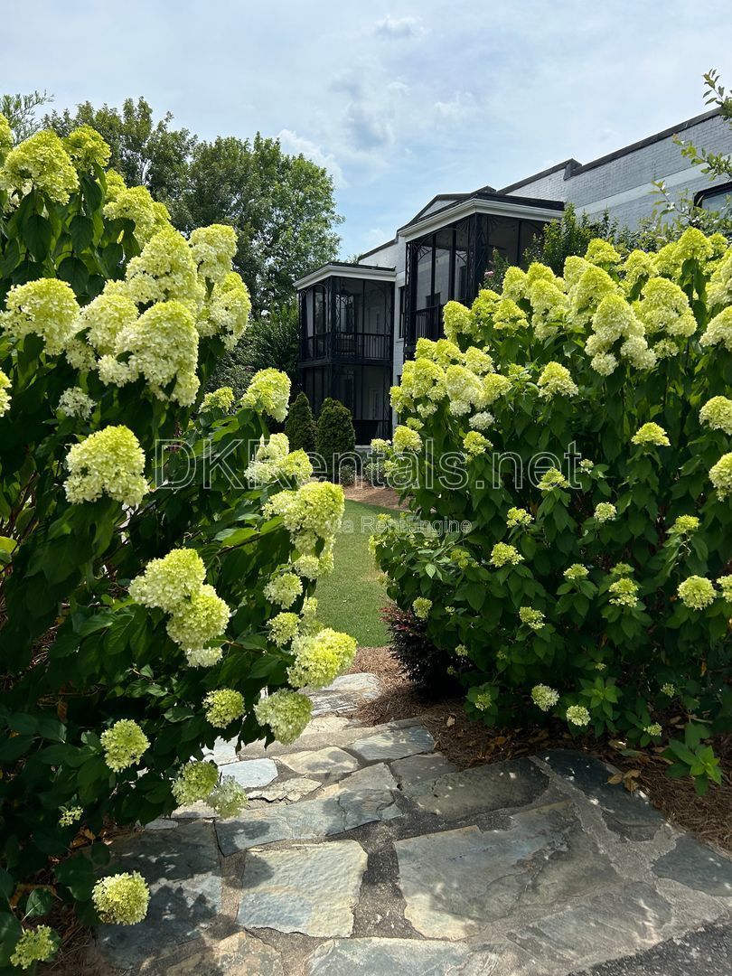 128 Peachtree Memorial Drive NW #4, Atlanta, GA 30309 | Luxury Top-Floor Condo in Brookwood/Buckhead property image