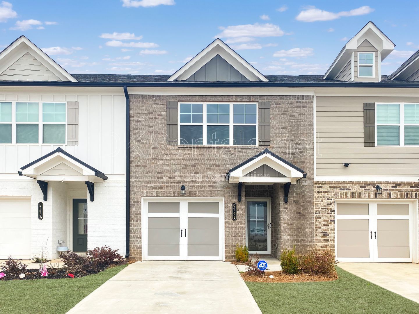 Stylish 3-Bedroom Townhouse with community pool access! property image