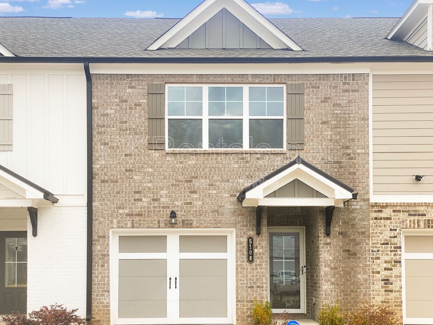 Stylish 3-Bedroom Townhouse with community pool access! property image