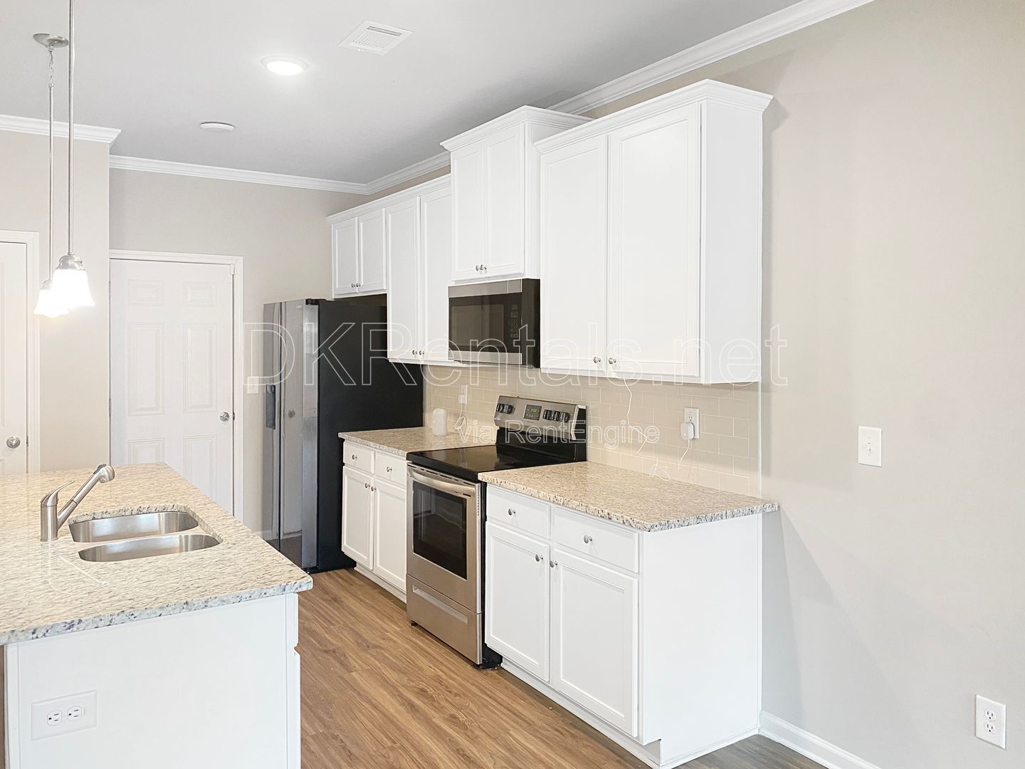Stylish 3-Bedroom Townhouse with community pool access! property image