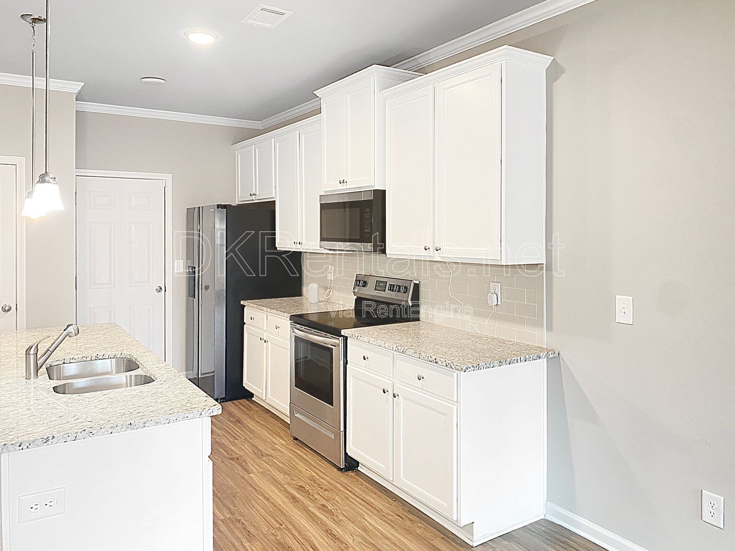 Stylish 3-Bedroom Townhouse with community pool access! property image